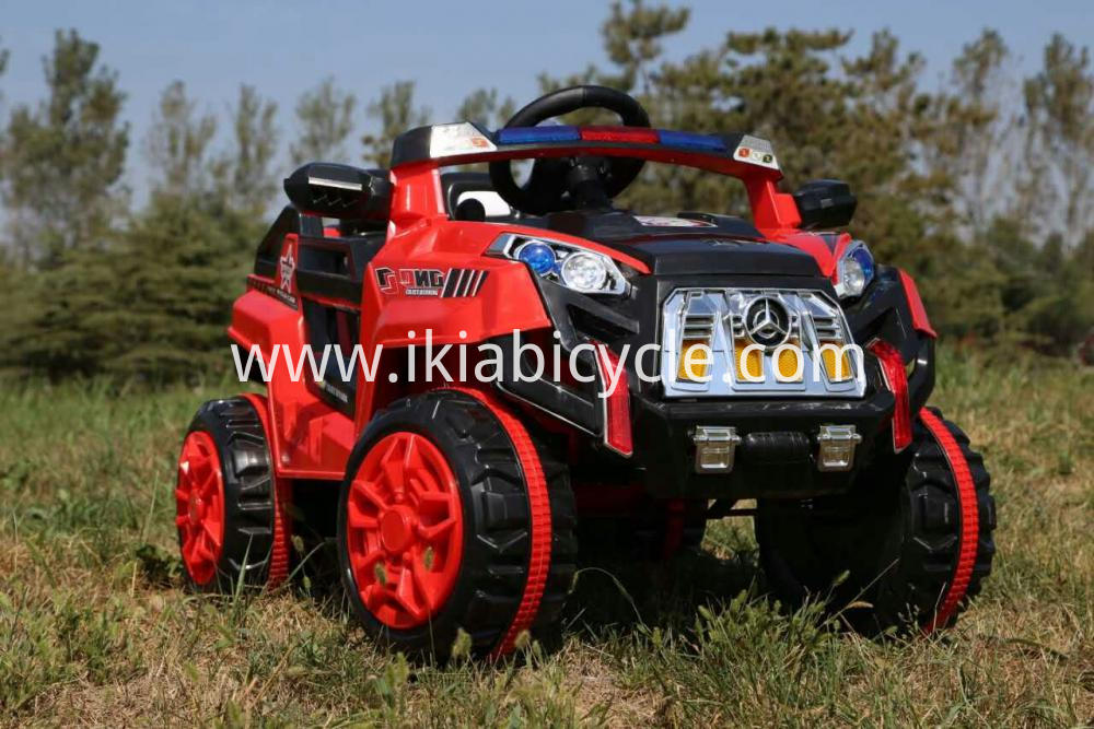 Kid ibiltzen autoan urruneko kontrolarekin