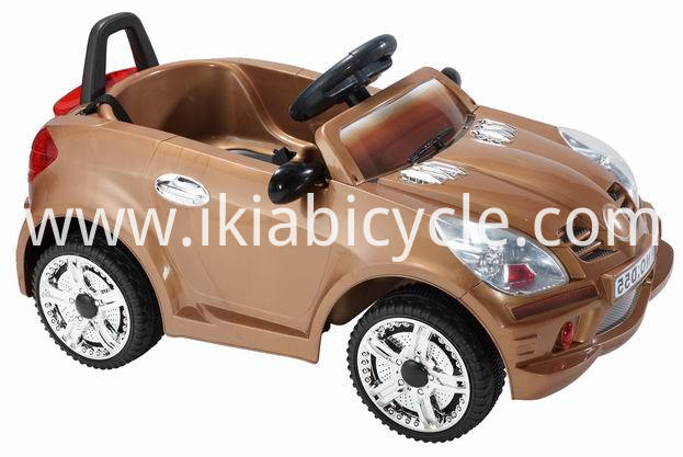 Haurrak haurrei oreka autoan ibiltzea